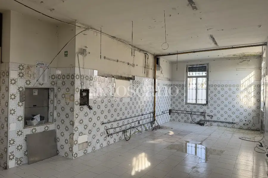 Negozio in vendita di 1000 mq a €380,000 (rif. TS0316VE)