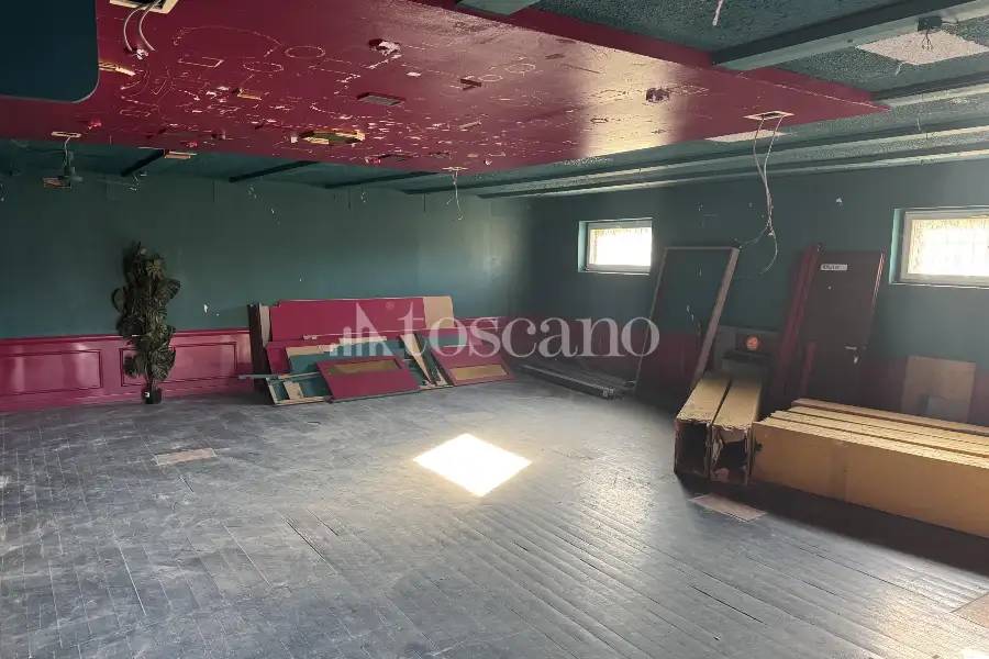 Negozio in vendita di 1000 mq a €380,000 (rif. TS0316VE)