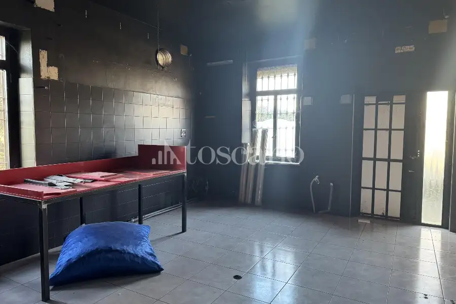 Negozio in vendita di 1000 mq a €380,000 (rif. TS0316VE)