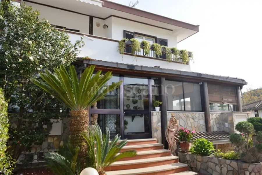 Villa Plurifamiliare in vendita di 200 mq a €590.000 (rif. 13/2025)