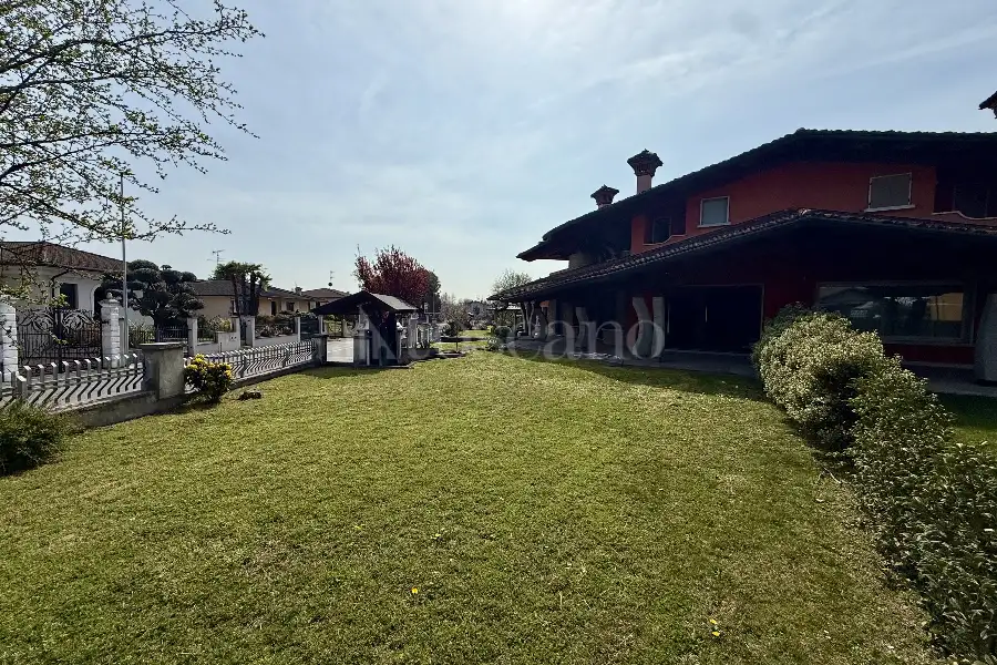 Villa Bifamiliare in vendita di 420 mq trattativa riservata (rif. 17/2026)