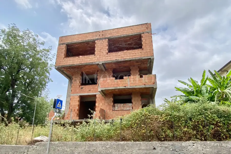 Rustico in vendita di 1.480 mq a €490.000 (rif. 36/2026)