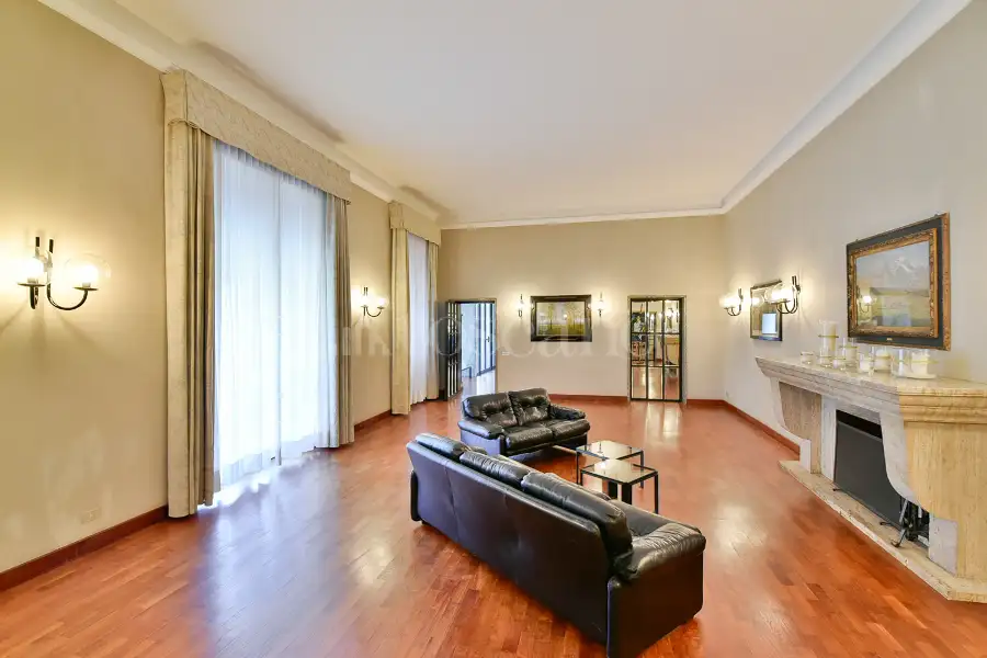 Albergo in vendita di 2.300 mq a €4.500.000 (rif. 39/2026)