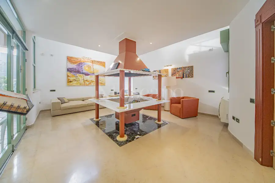 Villa in vendita di 500 mq a €990.000 (rif. 100/2025)