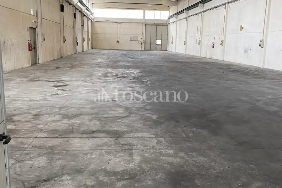 Capannone in vendita di 900 mq a €450,000 (rif. MRE0062VA)