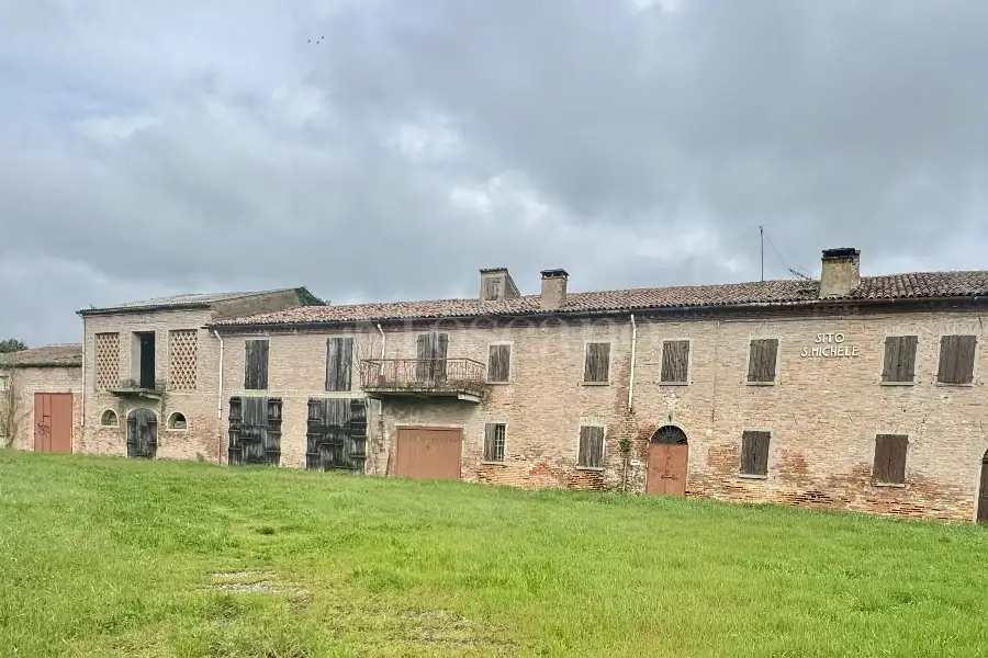 Villa Plurifamiliare in vendita di 655 mq a €190.000 (rif. 16/2024)