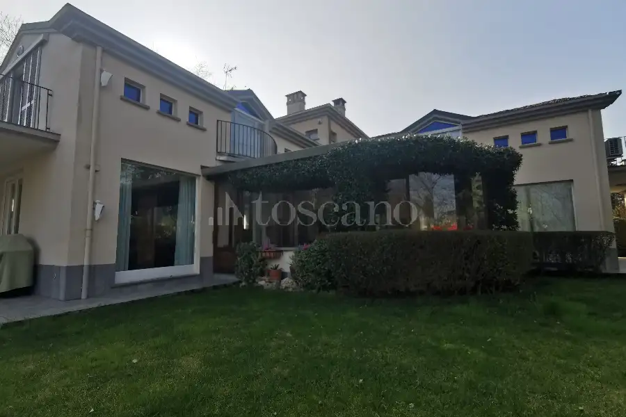 Casale in vendita di 600 mq a €1.400.000 (rif. 32/2026)