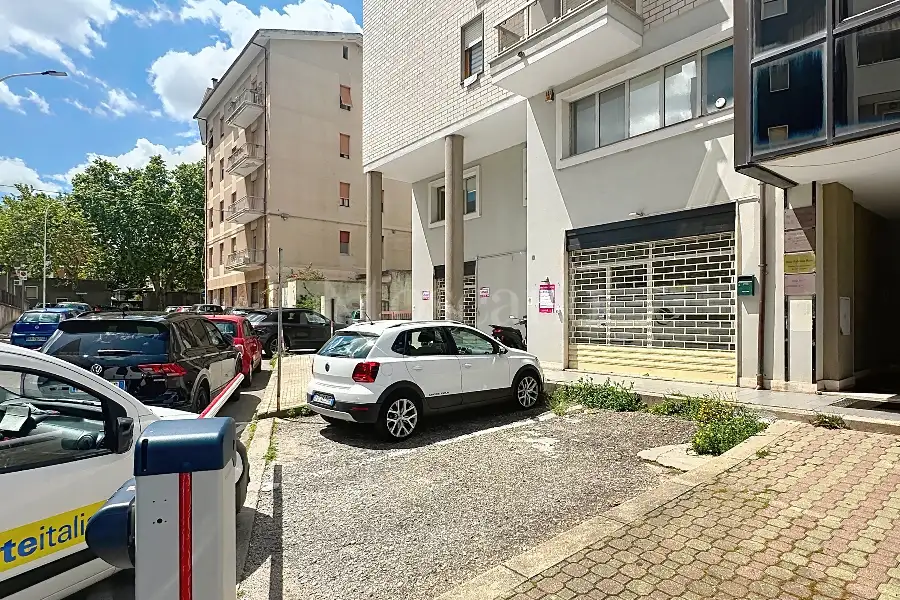 Attività Commerciale in affitto di 250 mq a €1.500 (rif. 14/2026)