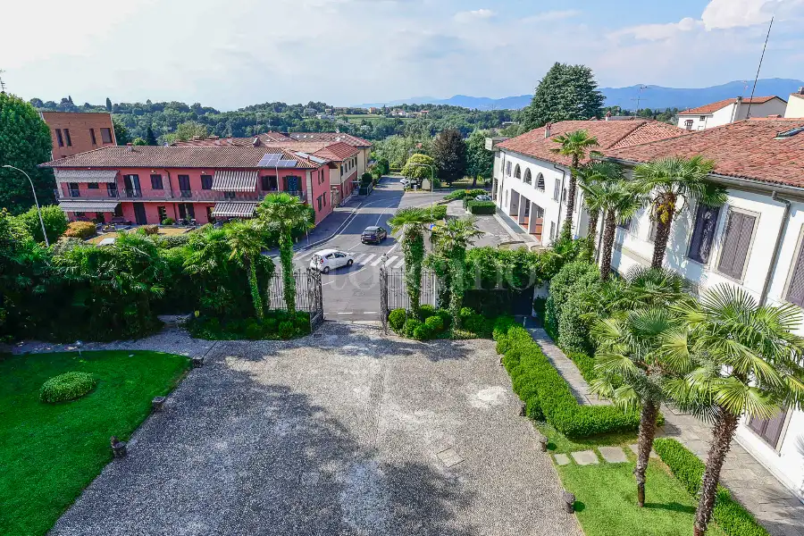 Albergo in vendita di 2.300 mq a €4.500.000 (rif. 39/2026)