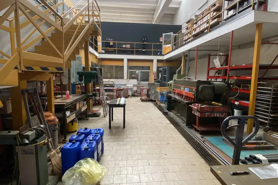 Capannone in vendita di 300 mq a €295,000 (rif. TS0203VE)
