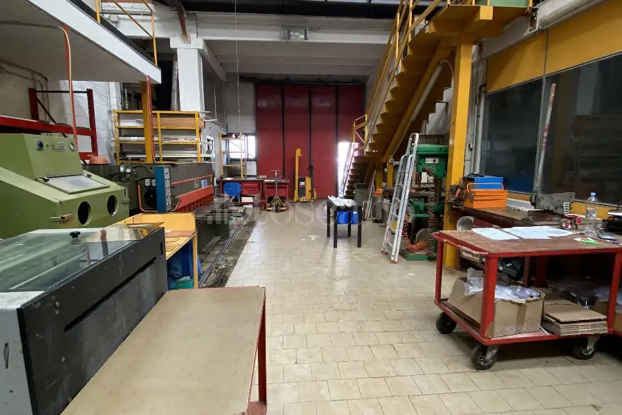 Capannone in vendita di 300 mq a €295,000 (rif. TS0203VE)