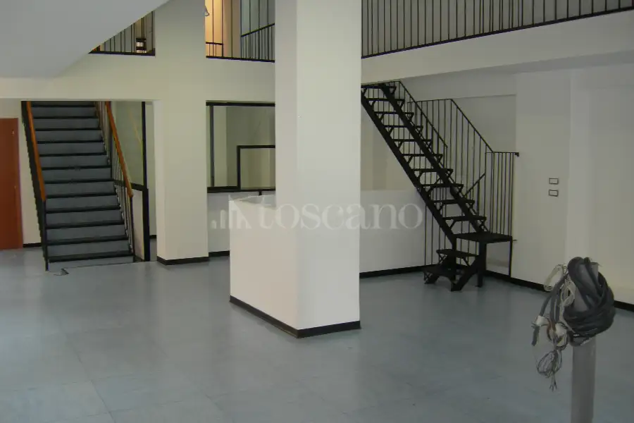 Negozio in vendita di 350 mq a €339.000 (rif. 6/2026)