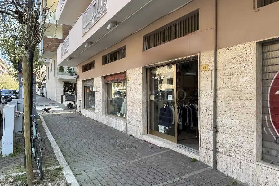 Negozio in vendita di 416 mq a €213.000 (rif. 4/2026)