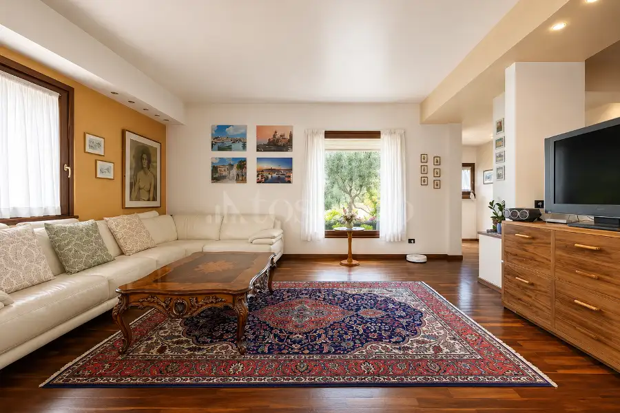 Villa in vendita di 300 mq a €1.600.000 (rif. 12/2026)