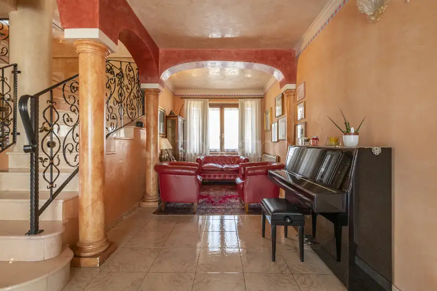 Villa in vendita di 645 mq a €960.000 (rif. 21/2026)