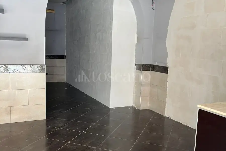Negozio in affitto di 30 mq a €850 (rif. 65/2025)