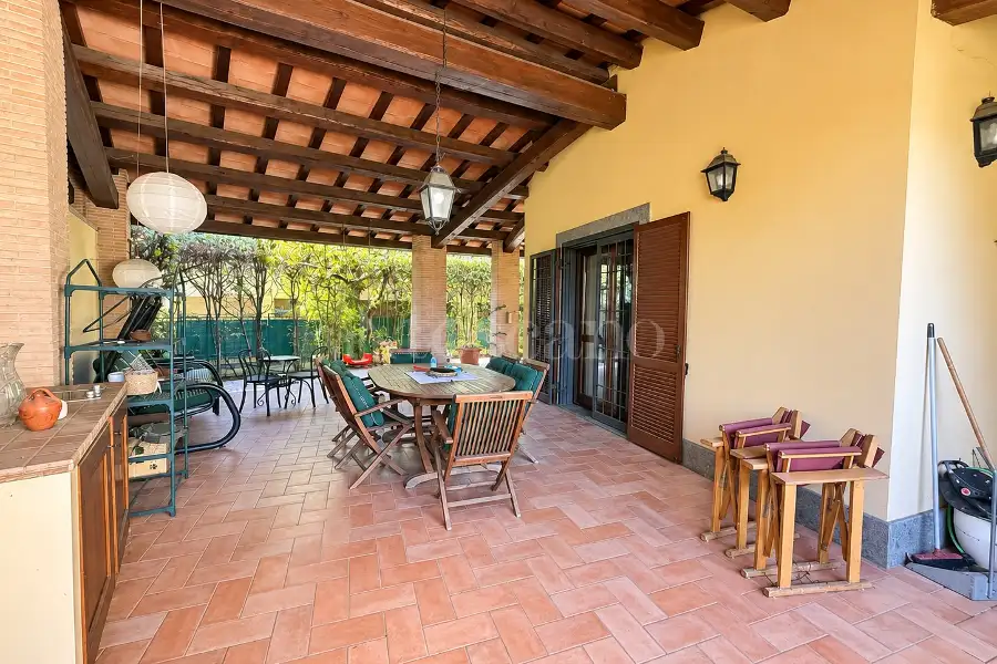 Villa Plurifamiliare in vendita di 220 mq a €545.000 (rif. 12/2026)