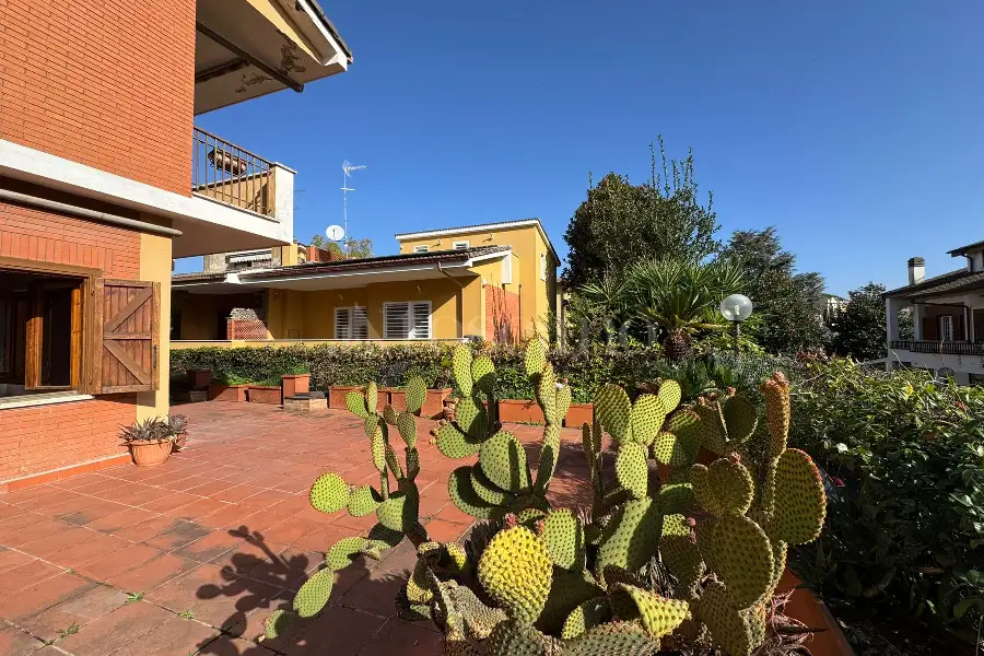 Villa in affitto di 330 mq a €2.300 (rif. 29/2025)