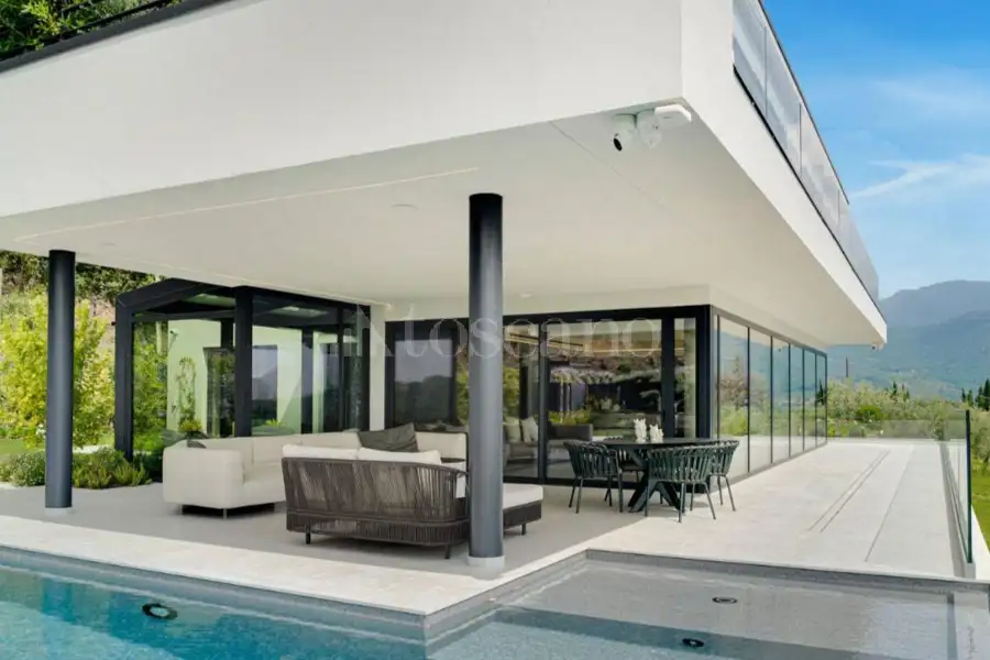 Villa in vendita di 800 mq a €5.500.000 (rif. 34/2026)