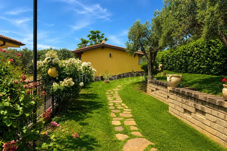 Villa in vendita di 920 mq a €899.000 (rif. 48/2026)