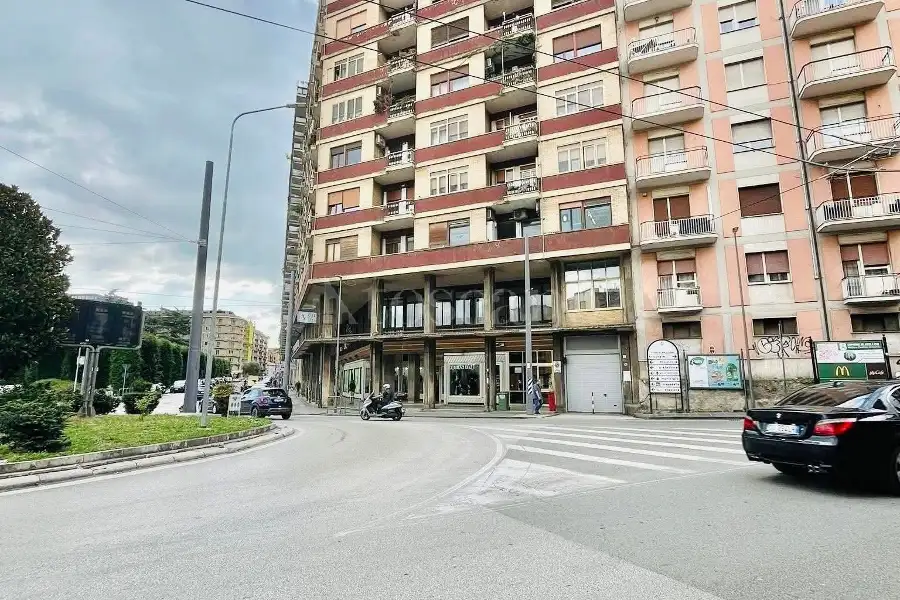 Negozio in affitto di 50 mq a €450 (rif. 170/2026)