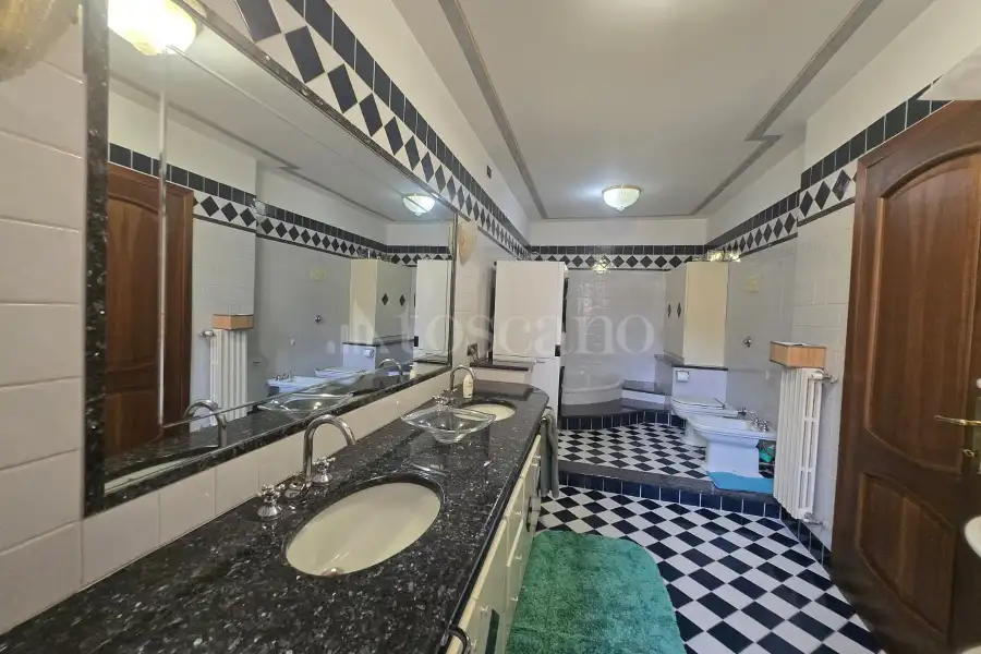 Casa Indipendente in vendita di 410 mq a €615.000 (rif. 40/2025)