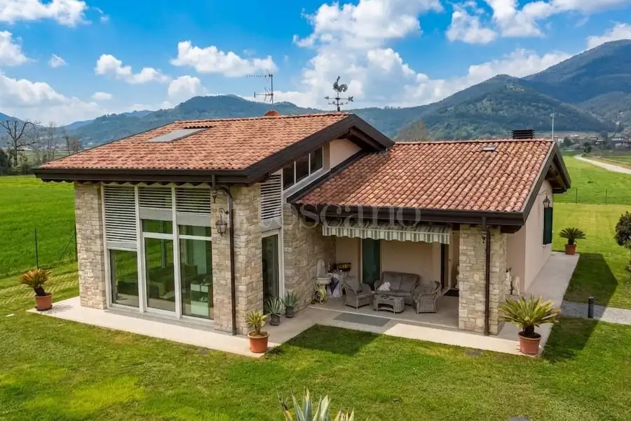 Villa in vendita di 230 mq a €950.000 (rif. 17/2026)