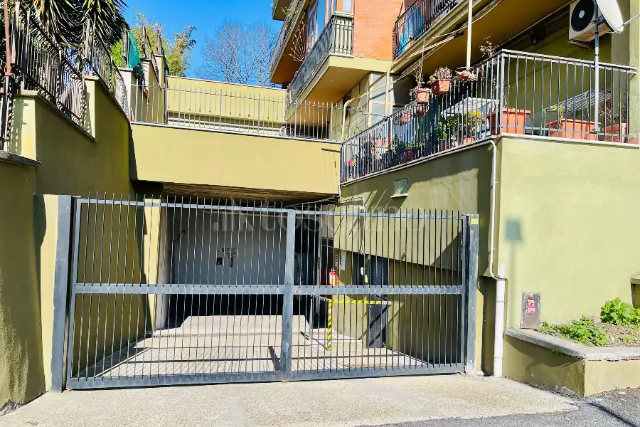 Garage in affitto di 259 mq a €2.000 (rif. 10/2024)