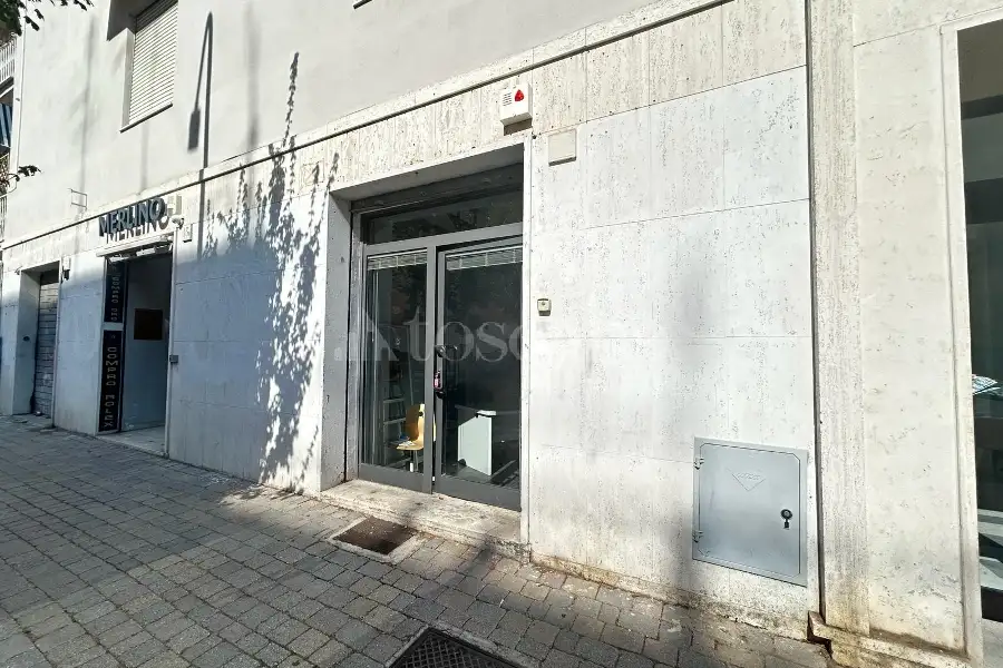 Negozio in affitto di 33 mq a €750 (rif. 20/2026)