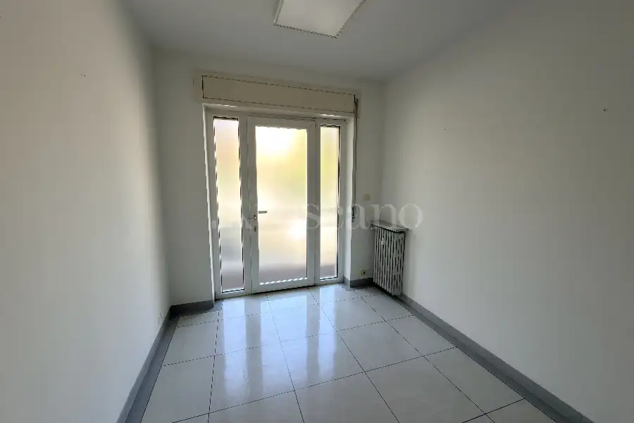 Negozio in affitto di 100 mq a €1.600 (rif. 13/2026)