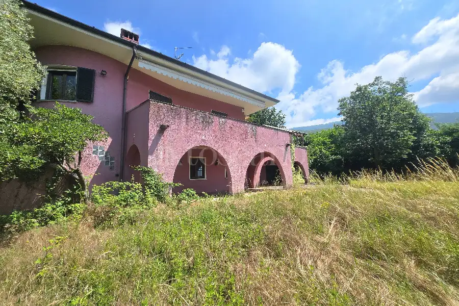 Villa in vendita di 200 mq a €780.000 (rif. 38/2026)