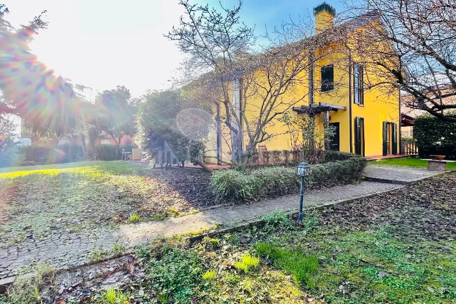 Villa in vendita di 410 mq trattativa riservata (rif. 112/2024)