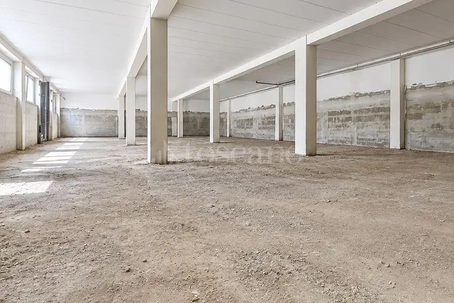 Capannone in vendita di 890 mq a €300.000 (rif. 211/2026)