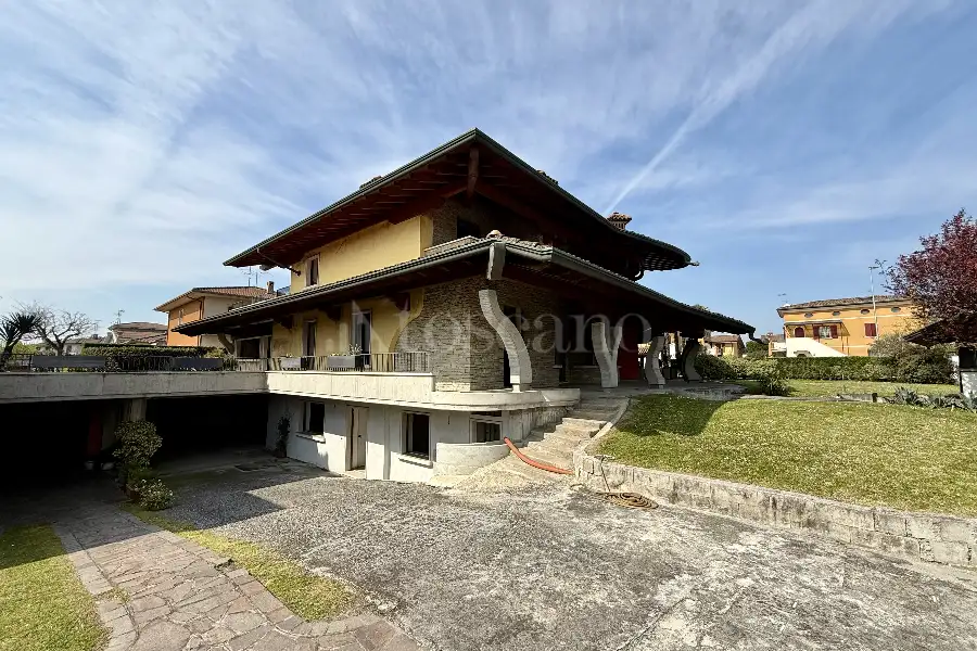 Villa Bifamiliare in vendita di 420 mq trattativa riservata (rif. 17/2026)
