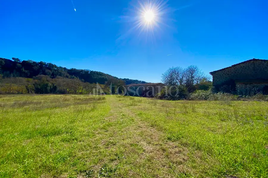 Casale in vendita di 1.300 mq a €399.000 (rif. 18/2026)