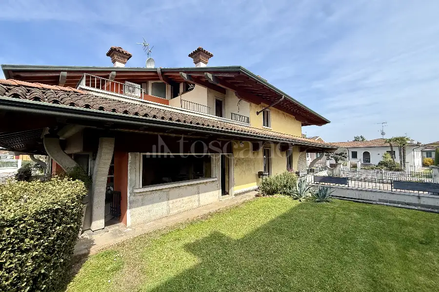 Villa Bifamiliare in vendita di 420 mq trattativa riservata (rif. 17/2026)