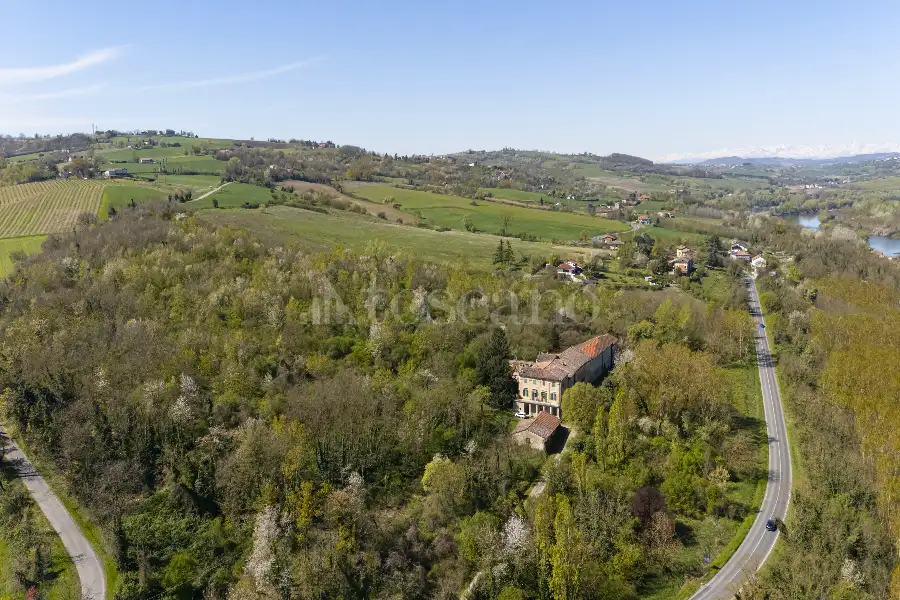 Casale in vendita di 1.000 mq a €1.150.000 (rif. 5/2026)