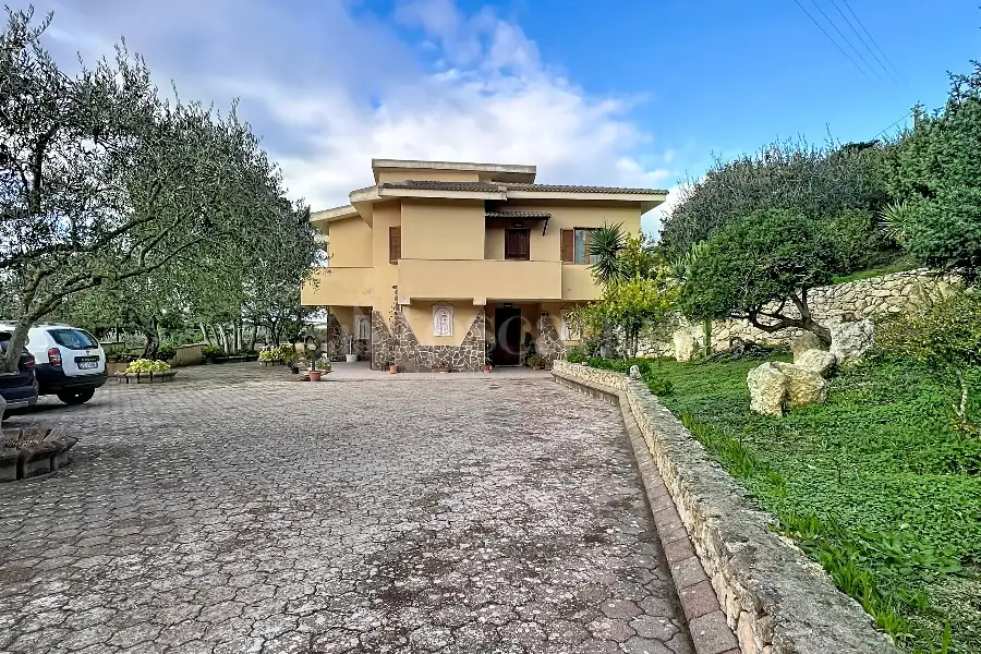 Villa in vendita di 600 mq a €590.000 (rif. 215/2025)