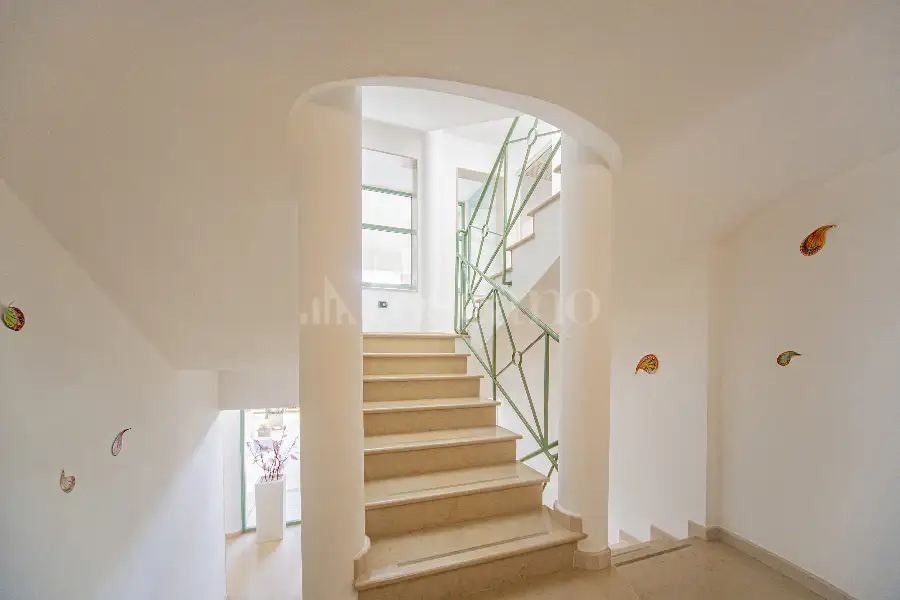 Villa in vendita di 500 mq a €990.000 (rif. 100/2025)