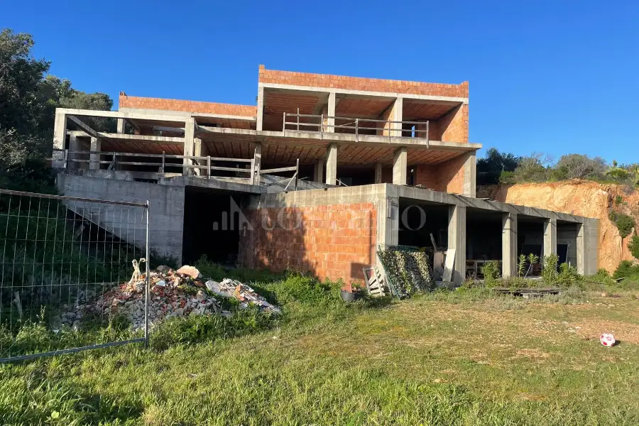 Villa in vendita di 400 mq a €745.000 (rif. 8/2026)