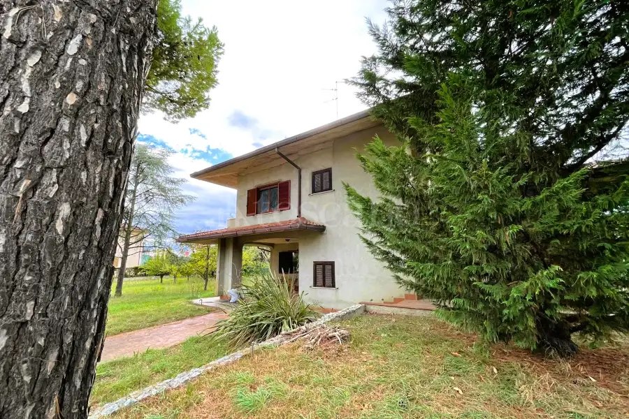Villa in vendita di 305 mq a €650.000 (rif. 12/2025)