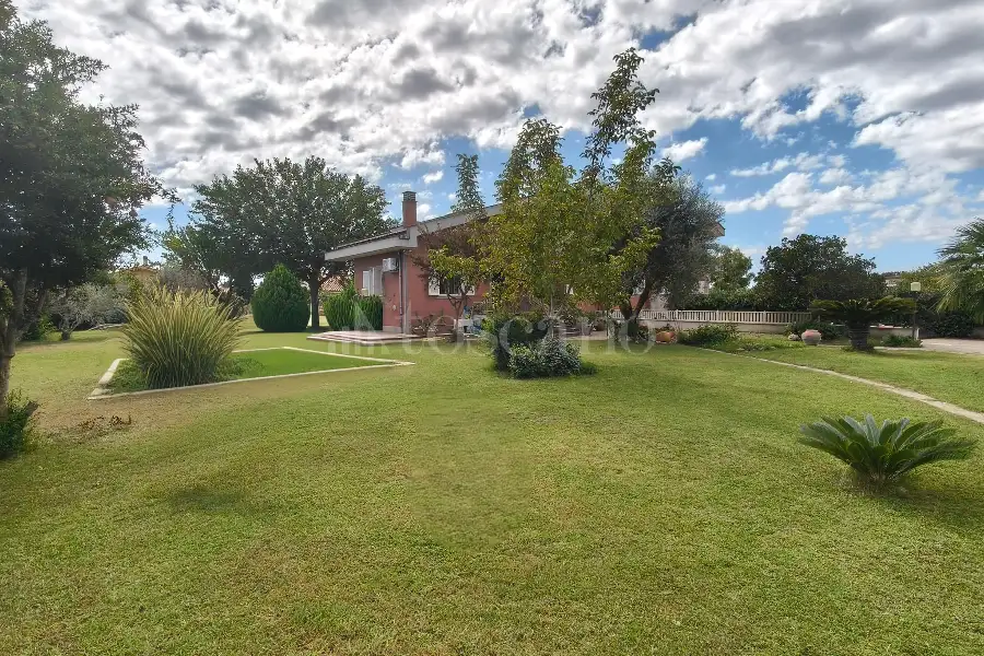 Villa in vendita di 300 mq a €845.000 (rif. 49/2026)