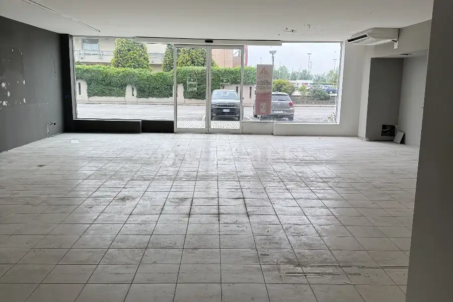 Negozio in vendita di 260 mq a €340,000 (rif. MRE0530VE-1)