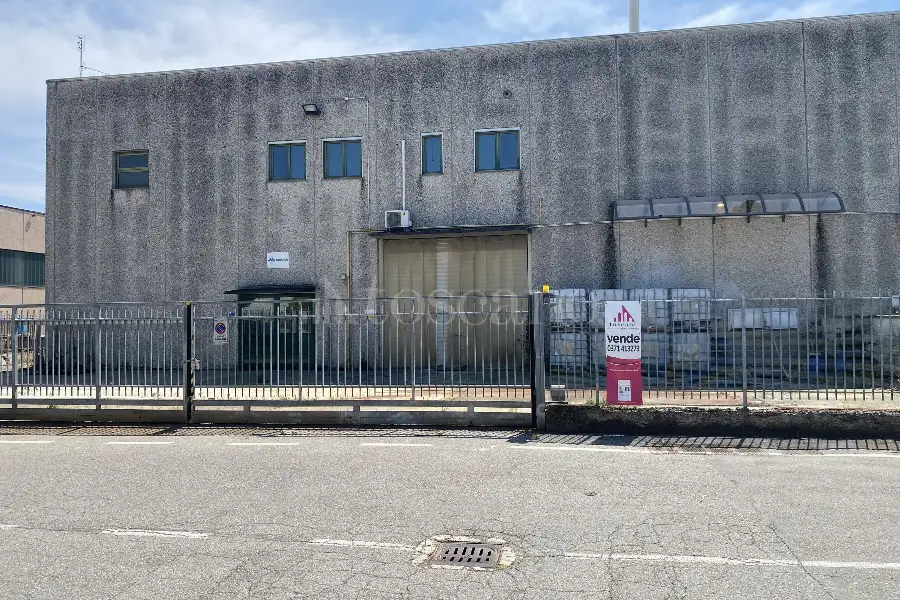 Capannone in vendita di 720 mq a €300,000 (rif. TS0204VE)