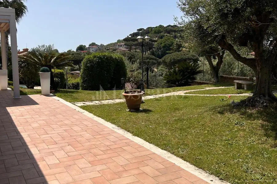 Villa in vendita di 650 mq a €998.000 (rif. 10/2024)
