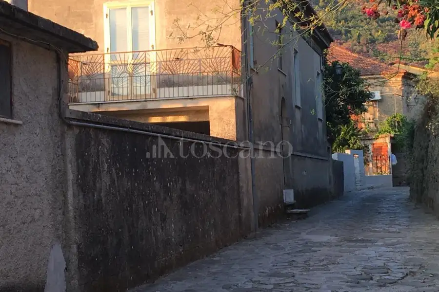 Casa Indipendente in vendita di 260 mq a €120.000 (rif. 11/2025)