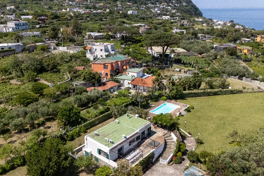 Villa in vendita di 230 mq a €1.200.000 (rif. 2/2026)