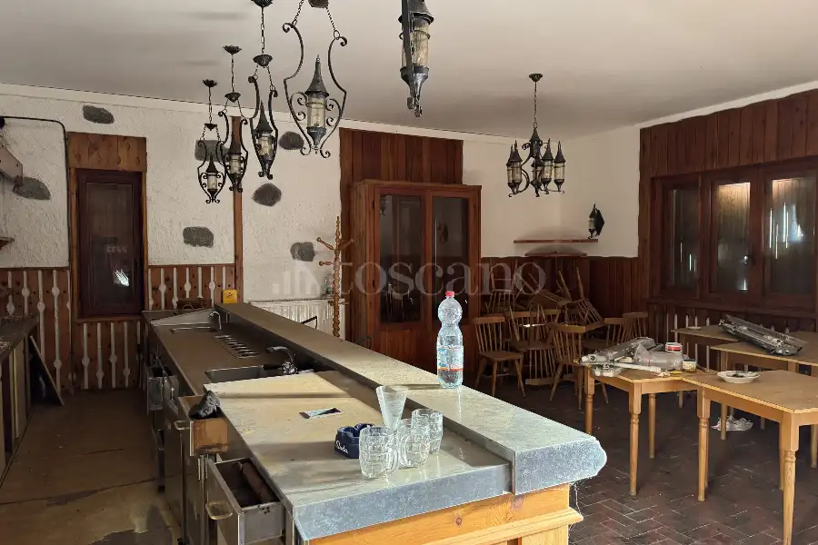 Negozio in vendita di 550 mq a €360,000 (rif. TS0321VE)
