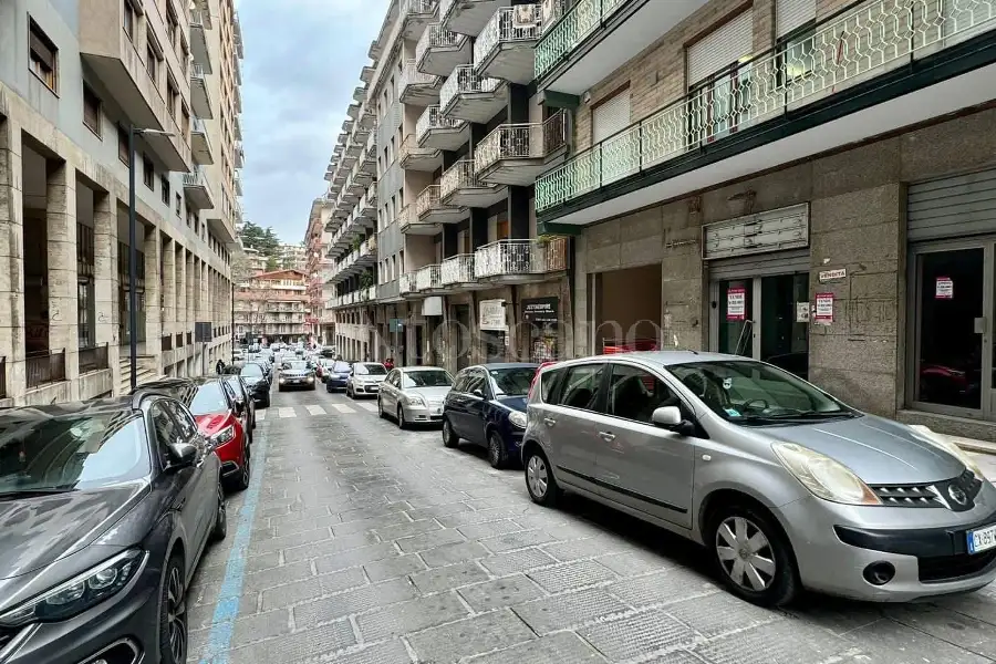 Negozio in affitto di 85 mq a €400 (rif. 145/2026)