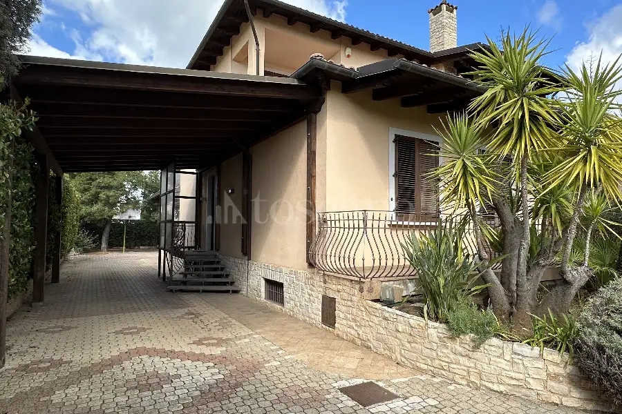 Casale in vendita di 747 mq a €790.000 (rif. 11/2026)